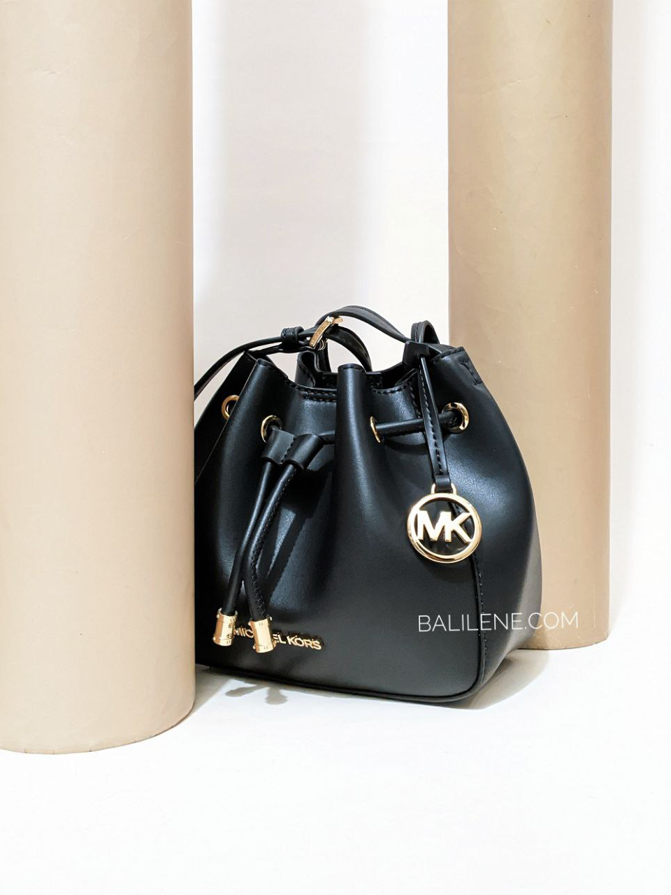 on-produk-Michael-Kors-Phoebe-Small-Faux-Leather-Bucket-Bag-Black