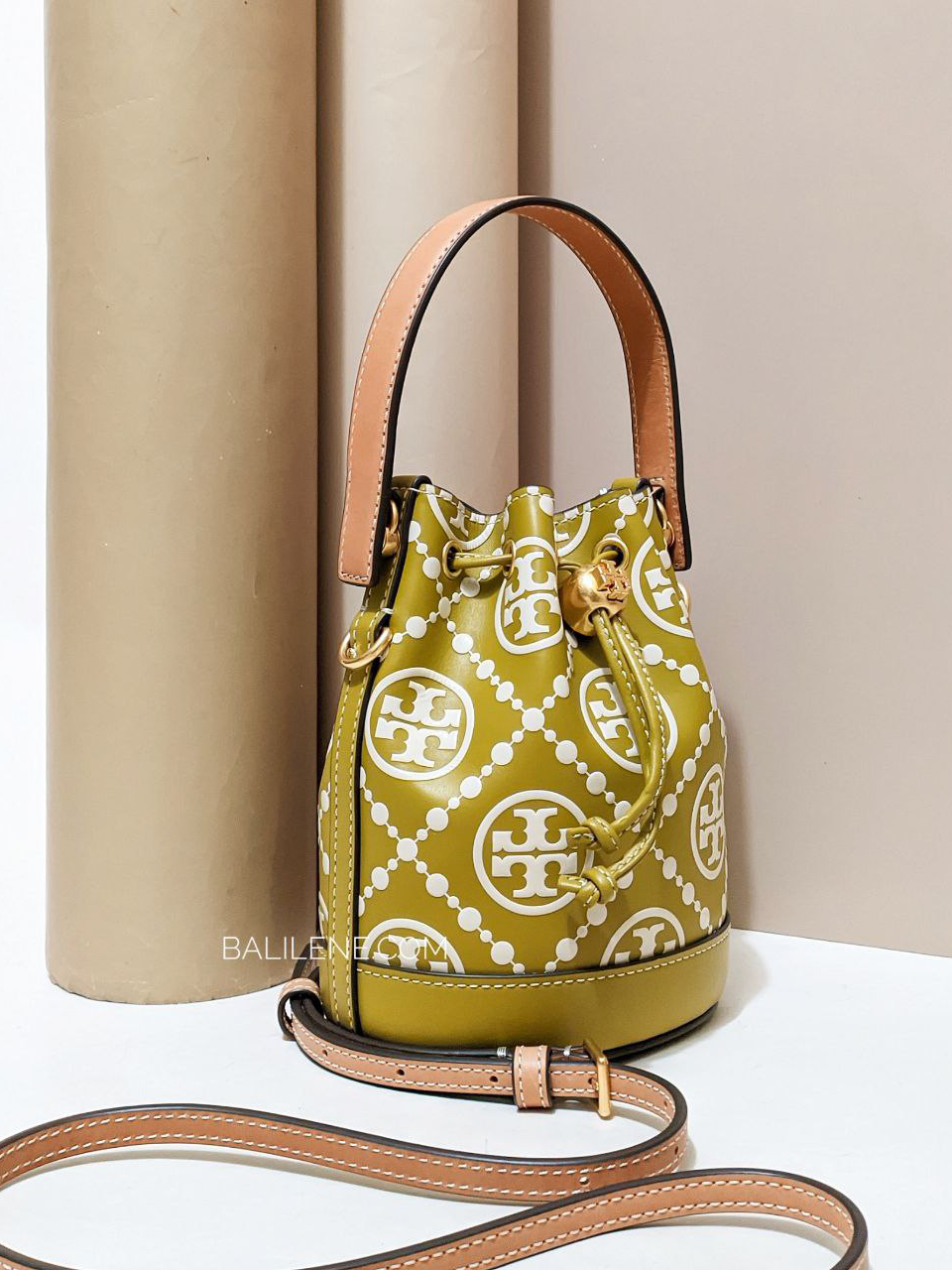 on-produk-Tory-Burch-T-Monogram-Contrast-Embossed-Mini-Bucket-Bag-Island-Palm-New-Cream