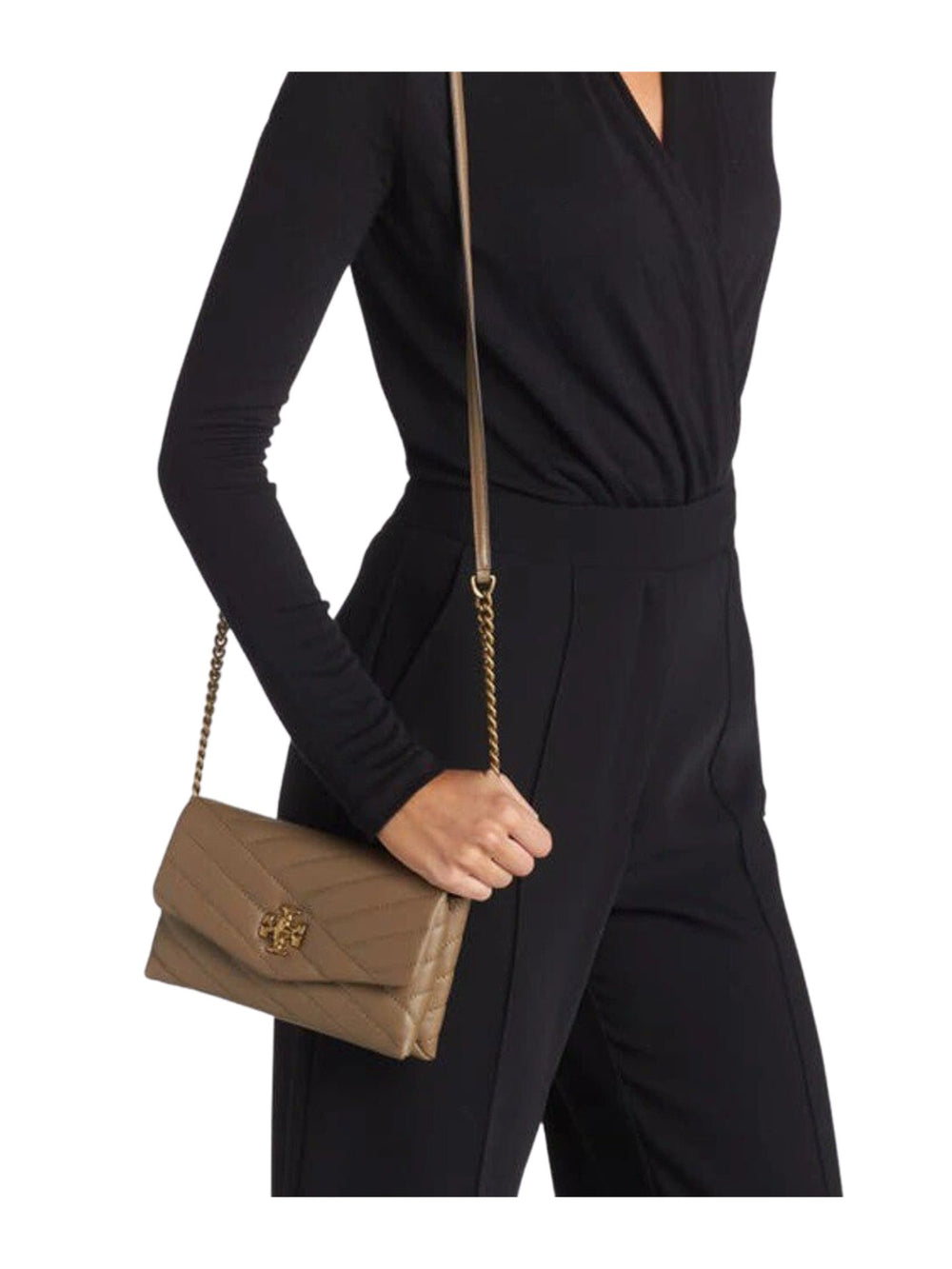 onmodel-Torry-Burch-90343-Kira-Chevron-Chain-Wallet-Pebblestone