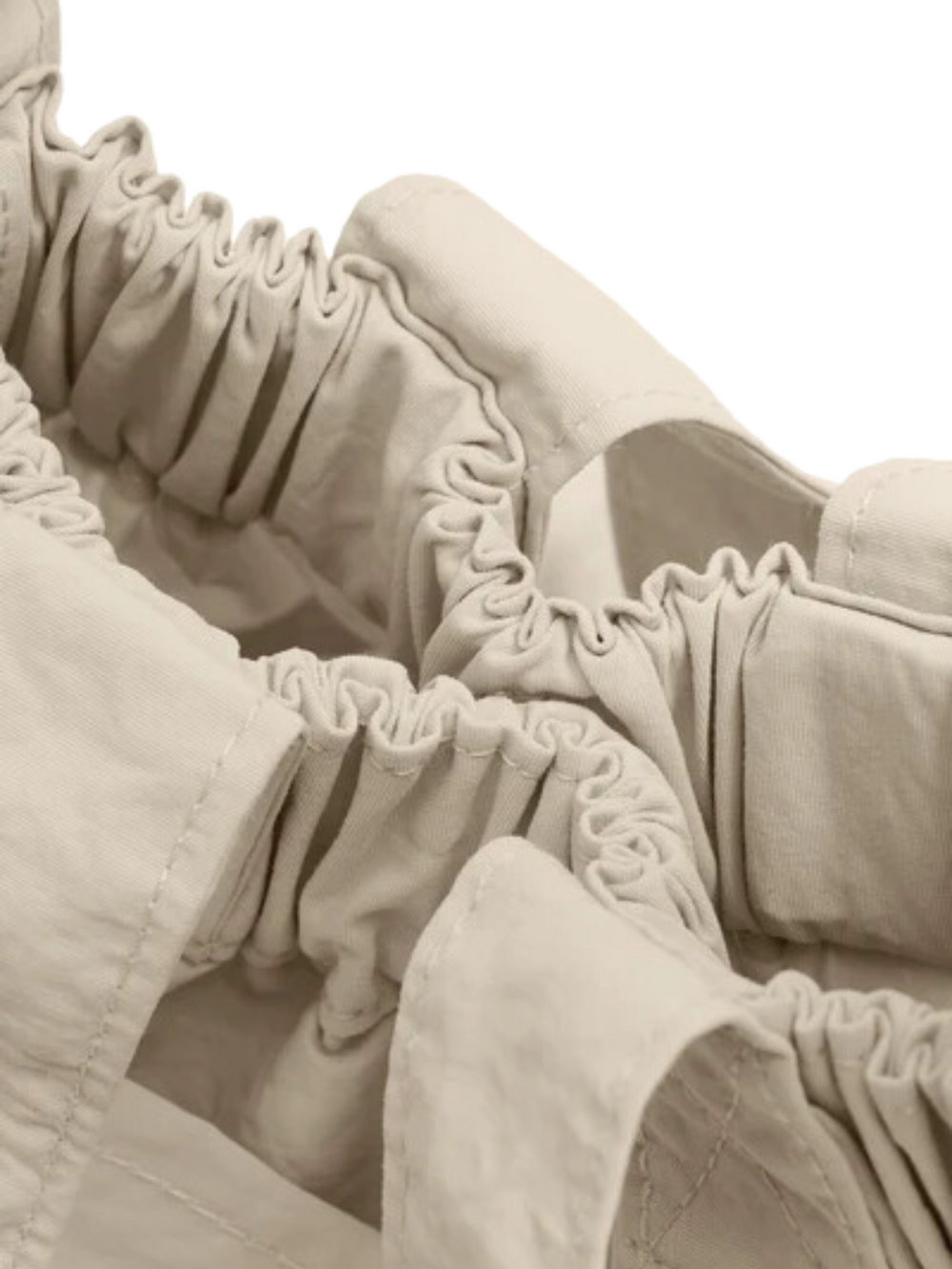 penutup-magnet-Beyond-The-Vines-Micro-Dumpling-Crossbody-bag-Cream