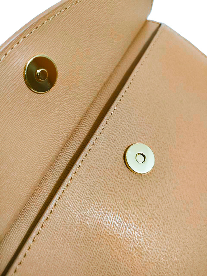 detail-closure-Aigner_163121_0728_Phone_Pouch_Dark_Toffee_Brown