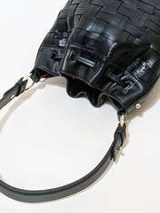 Aigner-Tara-Crossbody-Bag-Small-Black-Balilene-detail-belakang