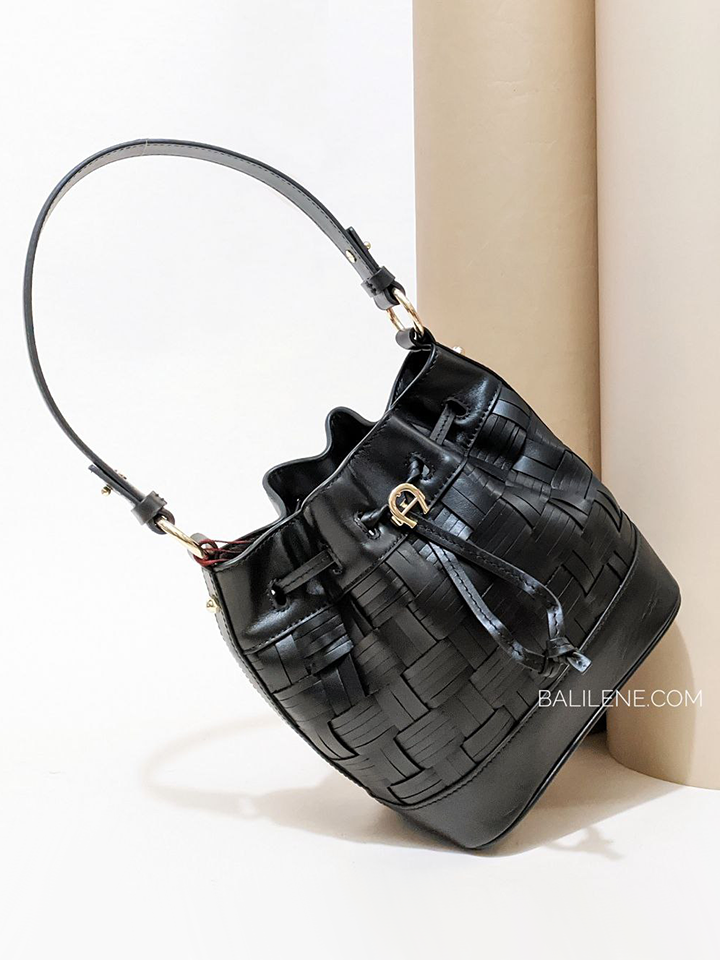 Aigner-Tara-Crossbody-Bag-Small-Black-Balilene-detail-depan
