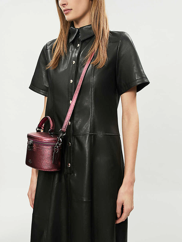 Coach-38590-Trail-Metallic-Berry-Balilene-detail-onmodel