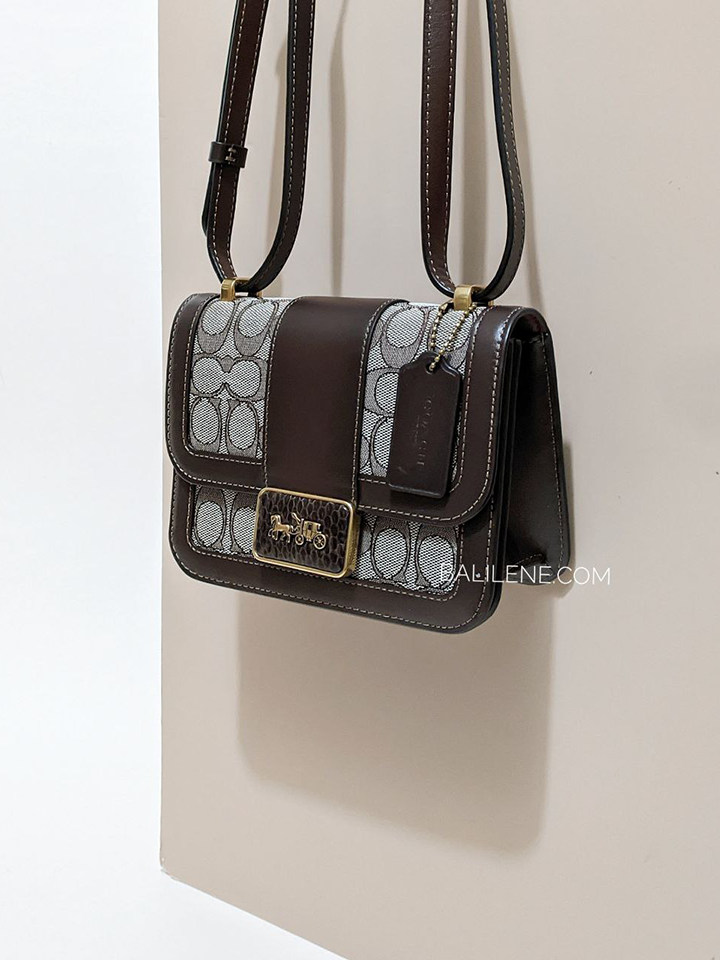 Coach-Alie-Shoulder-Bag-18-In-Signature-Jacquard-With-Snakeskin-Detail-Oak-Maple-Balilene-detail-depan
