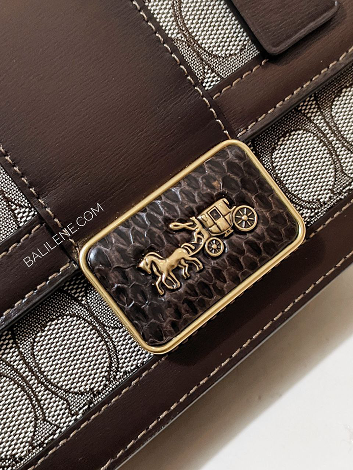 Coach-Alie-Shoulder-Bag-18-In-Signature-Jacquard-With-Snakeskin-Detail-Oak-Maple-Balilene-detail-logo