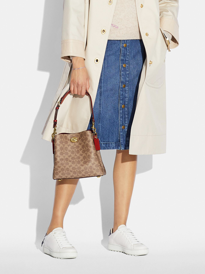 Coach-C3890-Willow-Bucket-BagIn-Signature-Canvas-Tan-Rust-Balilene-onmodel