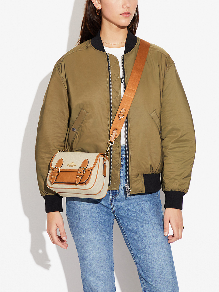 Coach-CA622-Lucy-Crossbody-Natural-Multi-Balilene-onmodel