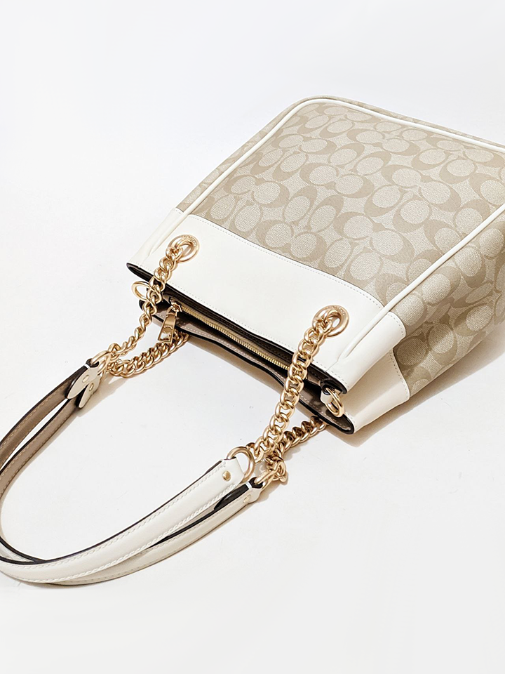 Coach-Cammie-Chain-Bucket-Bag-In-Signature-Canvas-Light-Khaki-Chalk-Balilene-detail-belakang