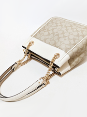 Coach-Cammie-Chain-Bucket-Bag-In-Signature-Canvas-Light-Khaki-Chalk-Balilene-detail-belakang