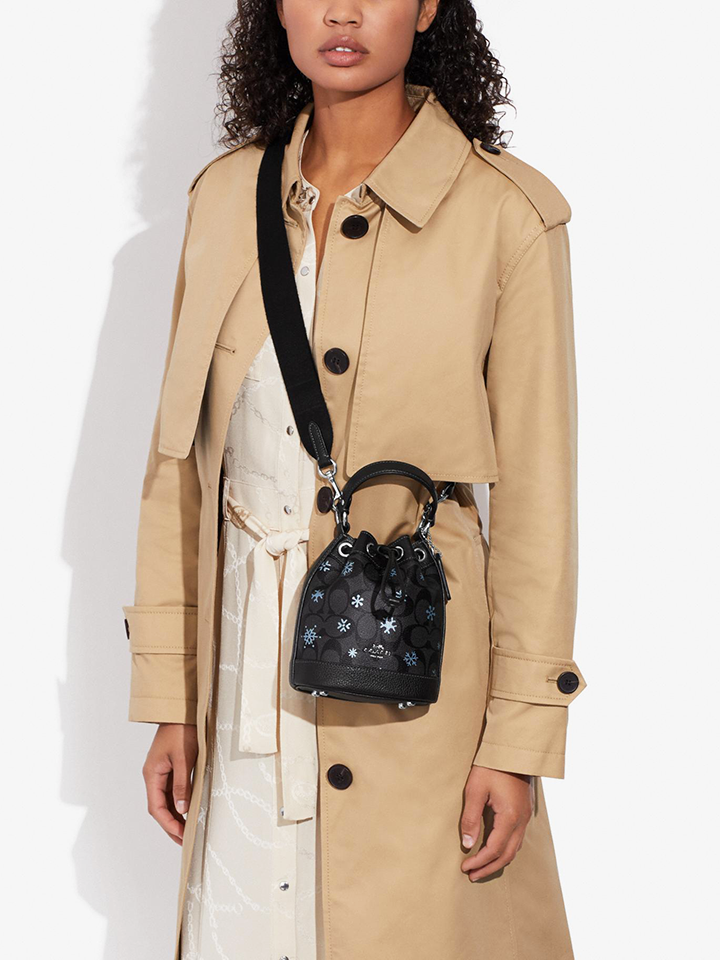 Coach-Dempsey-Drawstring-Bucket-Bag-15-In-Signature-Canvas-With-Snowflake-Print-Graphite-Cornflower-Multi-Balilene-onmodel1