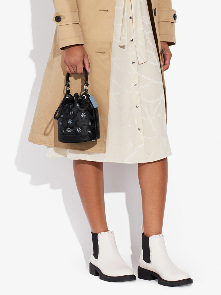 Coach-Dempsey-Drawstring-Bucket-Bag-15-In-Signature-Canvas-With-Snowflake-Print-Graphite-Cornflower-Multi-Balilene-onmodel