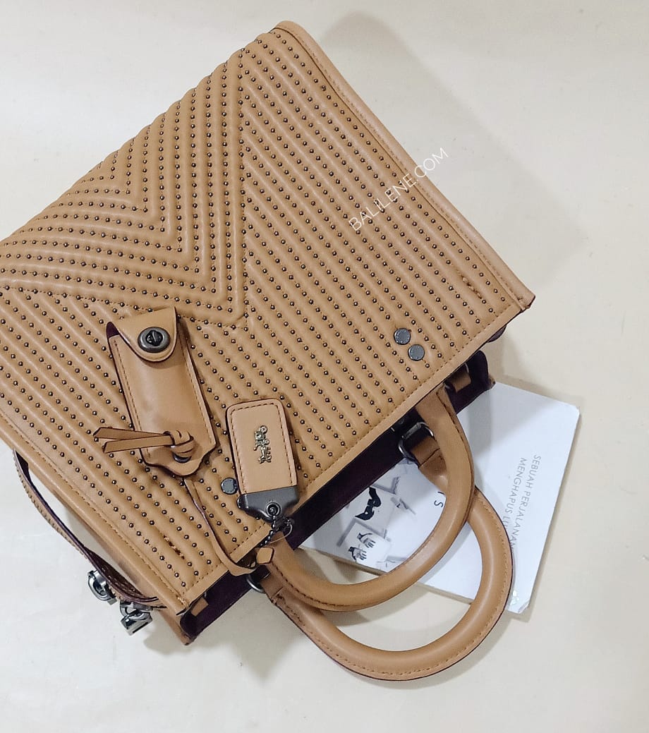 Coach-F22797-Rogue-25-Quilting-And-Rivets-Light-Saddle-balilene_2