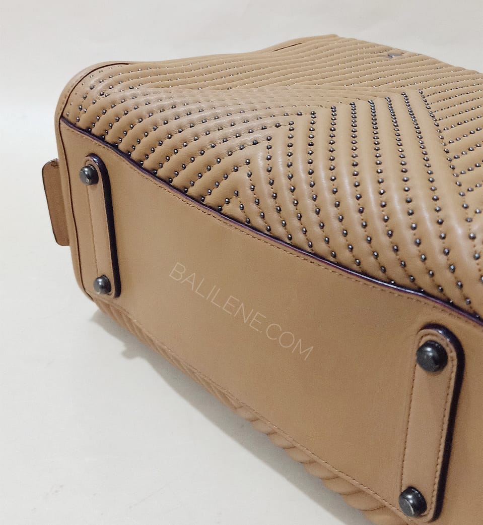 Coach-F22797-Rogue-25-Quilting-And-Rivets-Light-Saddle-bawah_2