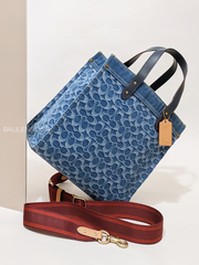Coach-Field-Tote-In-Signature-Denim-Midnight-Navy-Balilene-detail-depan