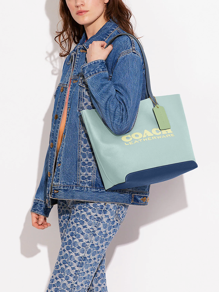 Coach-Kia-Tote-In-Colorblock-Aqua-Multi-Balilene-onmodel