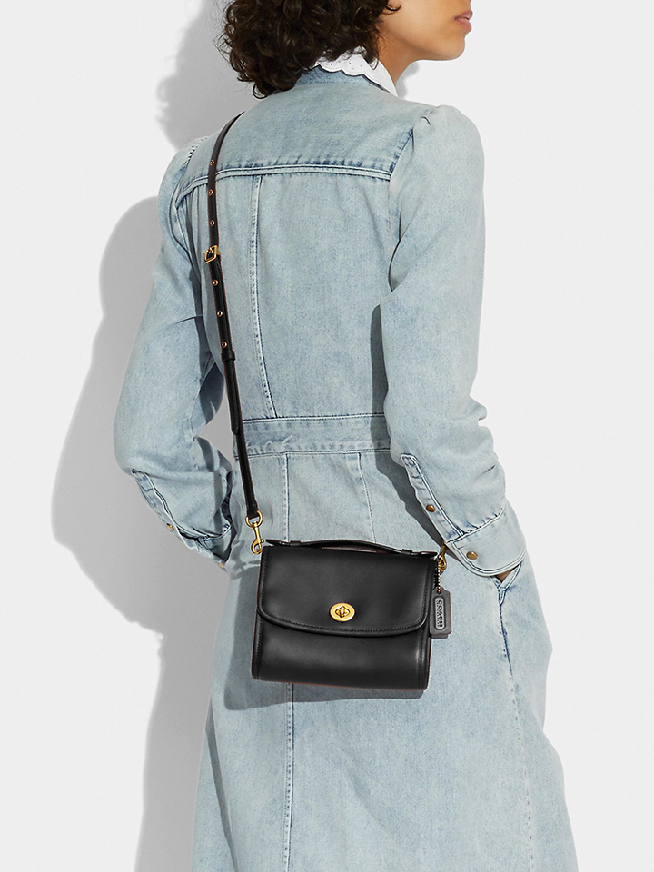 Coach-Kip-Turnlock-Crossbody-Bag-Black-Balilene-onmodel