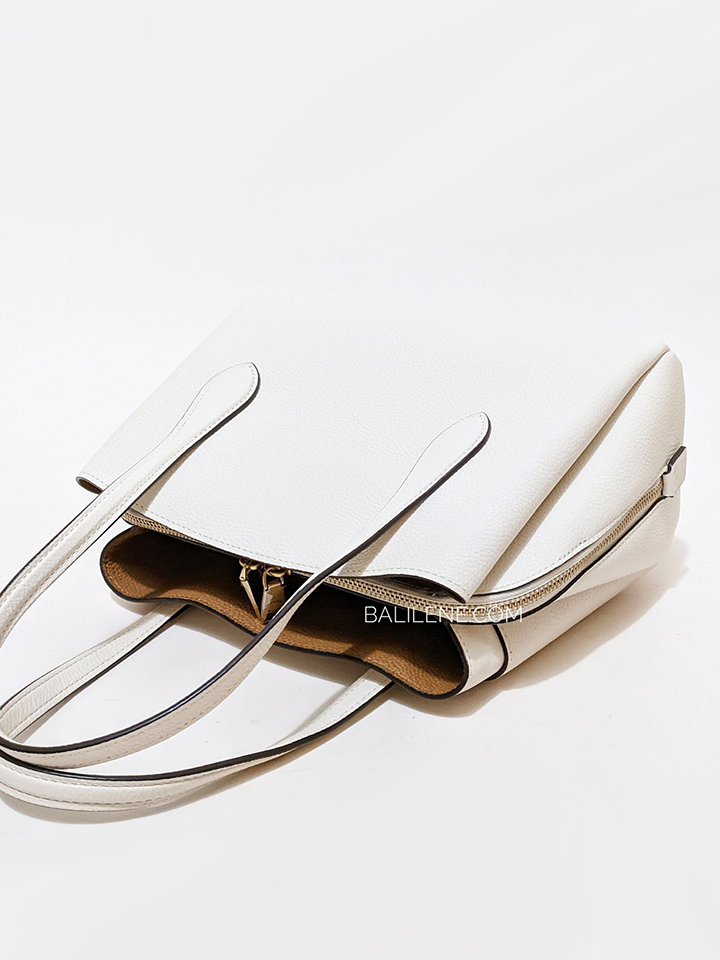 Coach-Lora-Carryall-30-Chalk-Balilene-detail-belakang