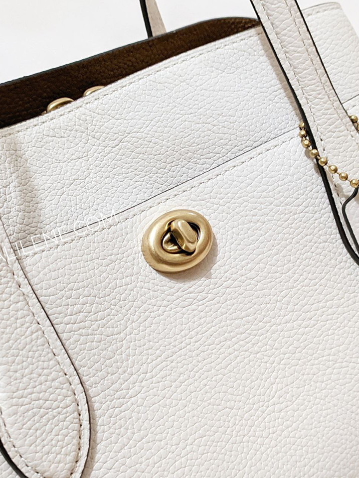 Coach-Lora-Carryall-30-Chalk-Balilene-detail-logo