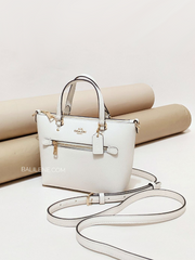 on-produk-Coach-Mini-Gallery-Crossbody-Bag-Chalk