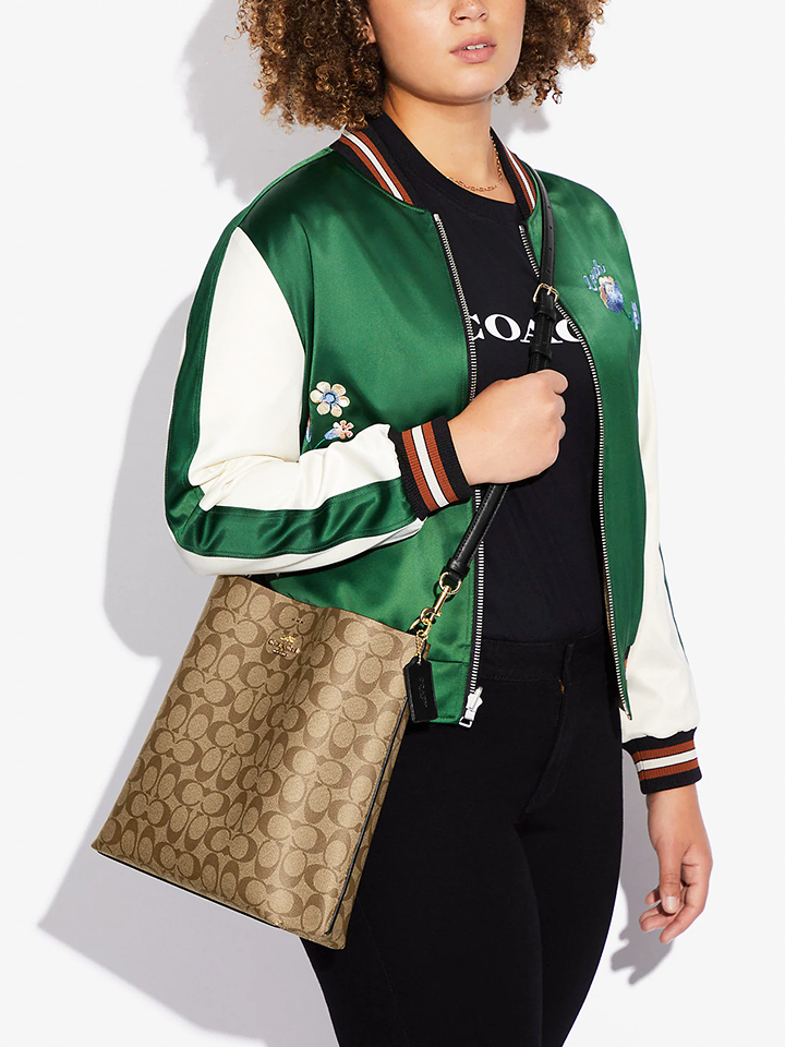 Coach-Mollie-Bucket-Bag-In-Signature-Canvas-Khaki-Black-Balilene-onmodel