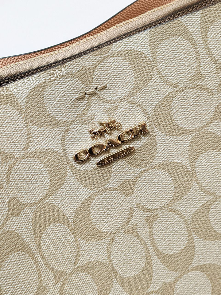 Coach-Mollie-Bucket-Bag-In-Signature-Canvas-Light-Khaki-Chalk-Balilene-detail-logo