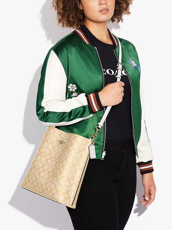 Coach-Mollie-Bucket-Bag-In-Signature-Canvas-Light-Khaki-Chalk-Balilene-onmodel1