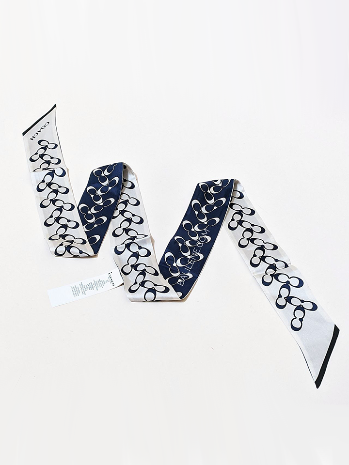 Coach-Signature-Silk-Skinny-Scarf-Midnight-Navy-Balilene-detail-depan