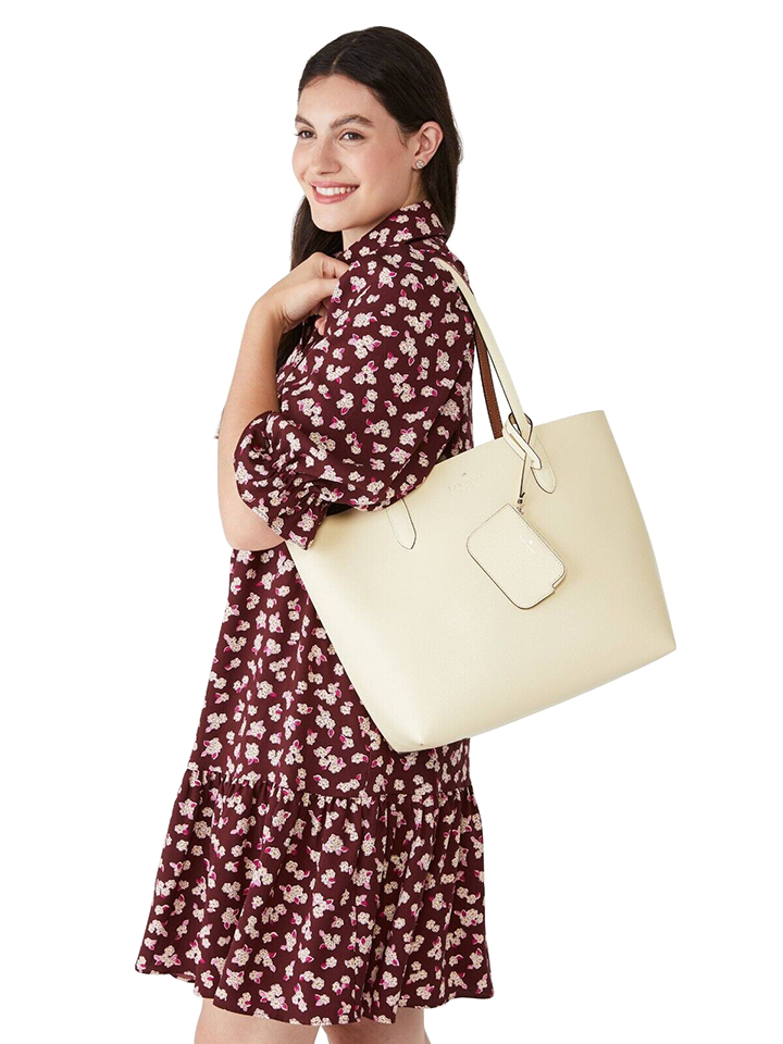 Kate-Spade-Ava-Reversible-Tote-Refined-Grain-Warm-Gingerbread-Crisp-Peac-Balilene-onmodel