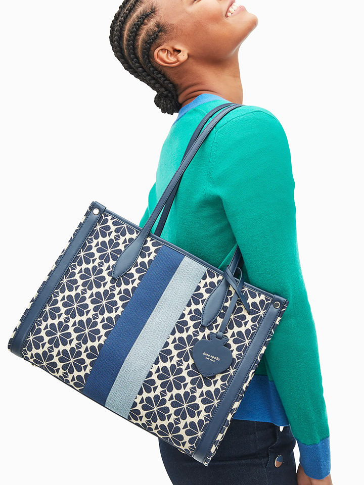 Kate-Spade-Flower-Jacquard-Stripe-Market-Medium-Tote-Blue-Multi-Balilene-onmodel