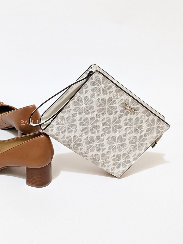 Kate-Spade-PWR00330-Flower-Coated-Canvas-Wristlet-Parchment-Balilene-detail