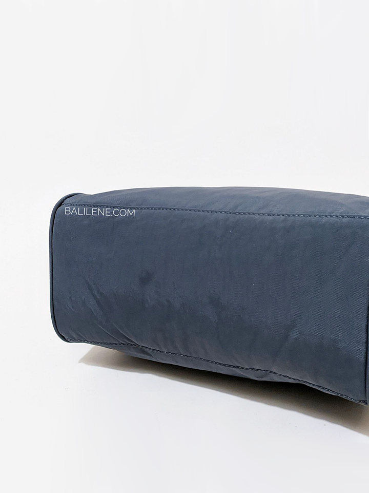 Kipling-Classic-Amiel-Medium-Handbag-Foggy-Grey-Balilene-detail-bawah