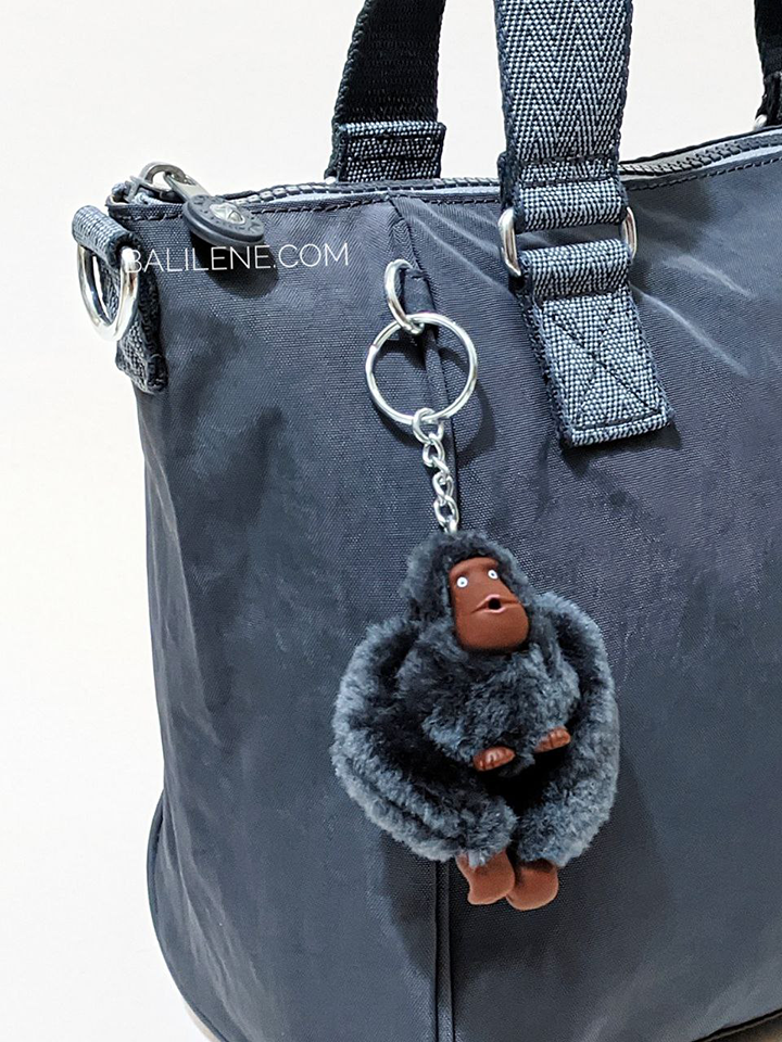 Kipling-Classic-Amiel-Medium-Handbag-Foggy-Grey-Balilene-detail-samping