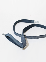 Kipling-Classic-Amiel-Medium-Handbag-Foggy-Grey-Balilene-detail-strap