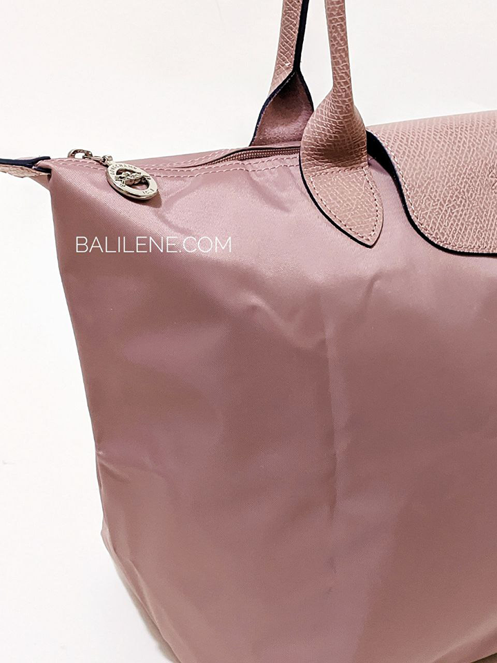 Longchamp-Le-Pliage-Club-Shoulder-Bag-Antique-Pink-Balilene-detail-samping