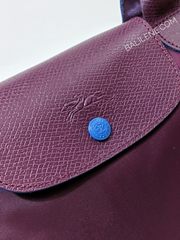 Longchamp-Le-Pliage-Club-Shoulder-Bag-Plum-Balilene-detail-logo