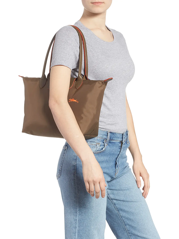 Longchamp-Le-Pliage-Club-Shoulder-Bag-Small-Khaki-Balilene-onmodel