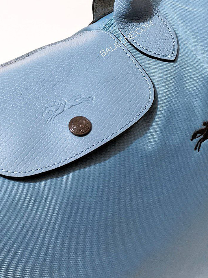 Longchamp-Le-Pliage-Club-Small-Shoulder-Bag-Norway-Balilene-detail-logo