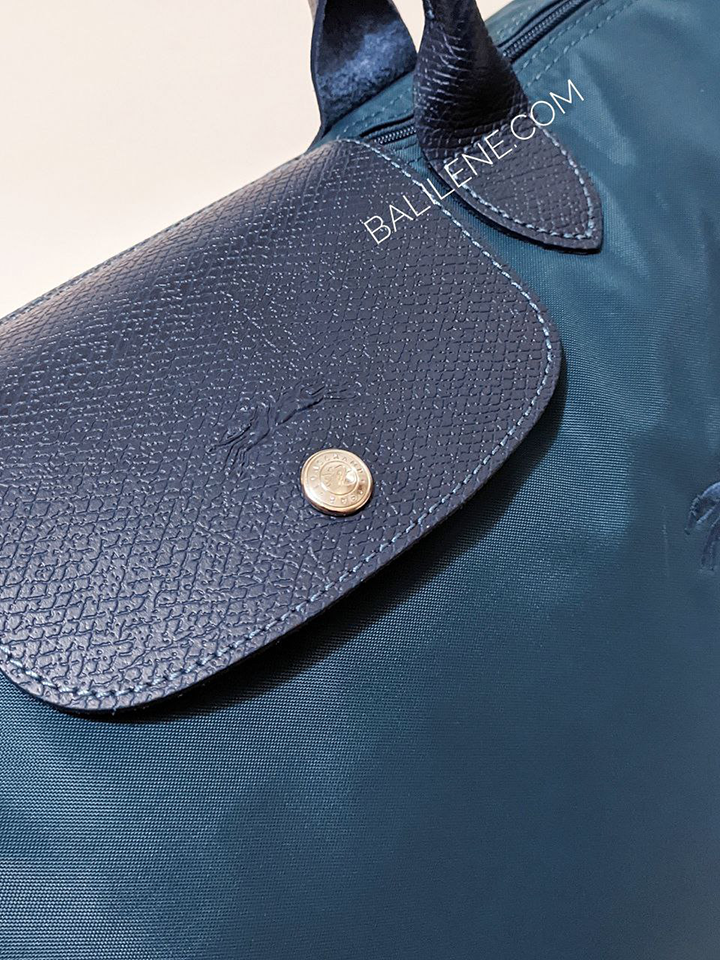 Longchamp-Le-Pliage-Green-Shoulder-Bag-Ocean-Blue-Balilene-detail-logo