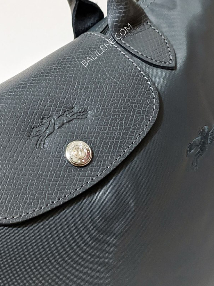 Longchamp-Le-Pliage-Green-Small-Top-Handle-Bag-Grey-Balilene-detail-logo