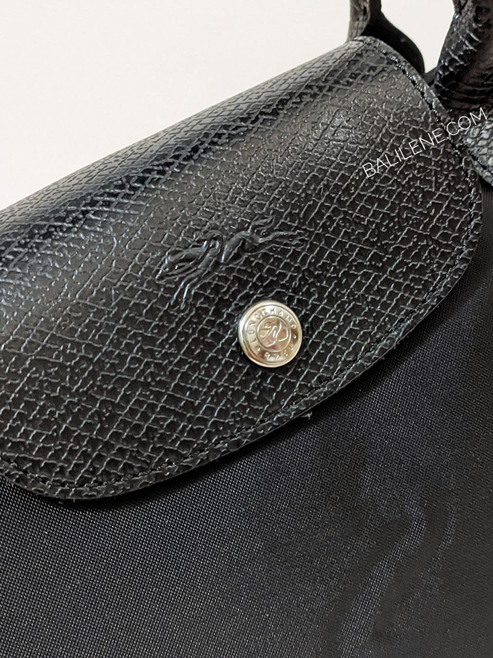 Longchamp-Le-Pliage-Green-Top-Handle-Bag-Small-Black-Balilene-detail-logo