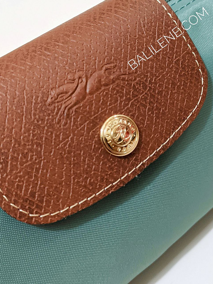 Longchamp-Le-Pliage-Original-Pouch-Cypress-Balilene-detail-logo