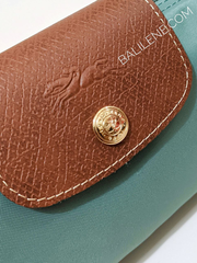 Longchamp-Le-Pliage-Original-Pouch-Cypress-Balilene-detail-logo
