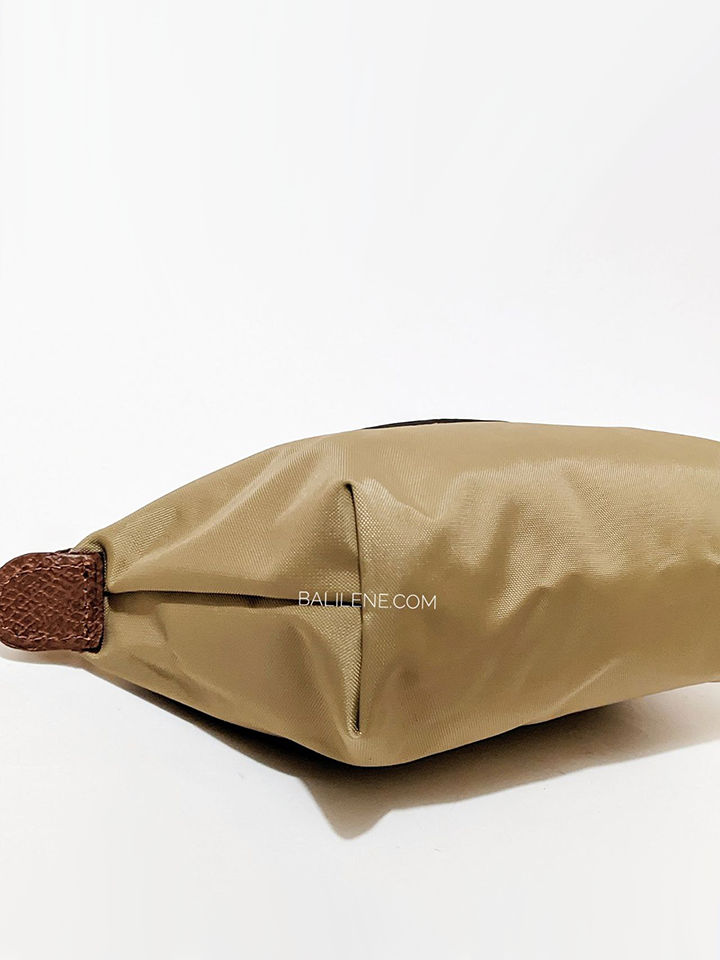 Longchamp-Le-Pliage-Original-Pouch-Desert-Balilene-detail-bawah
