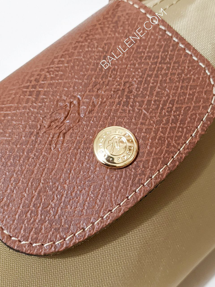 Longchamp-Le-Pliage-Original-Pouch-Desert-Balilene-detail-logo