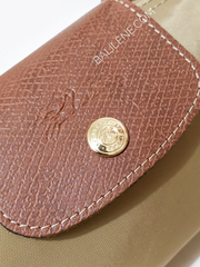 Longchamp-Le-Pliage-Original-Pouch-Desert-Balilene-detail-logo