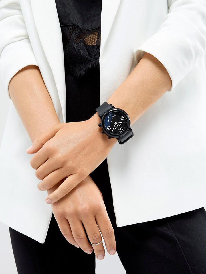 Marc-Jacobs-MJT1002-Riley-Hybrid-Smartwatch-Black-Balilene-onmodel