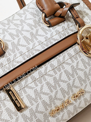 Michael-Kors-Carine-Extra-Small-Logo-Satchel-Vanilla-Balilene-detail-logo