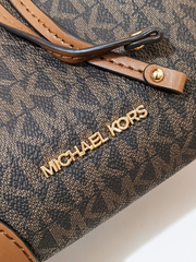 Michael-Kors-Mercer-Small-Drawstring-Bucket-Brown-Balilene-detail-logo