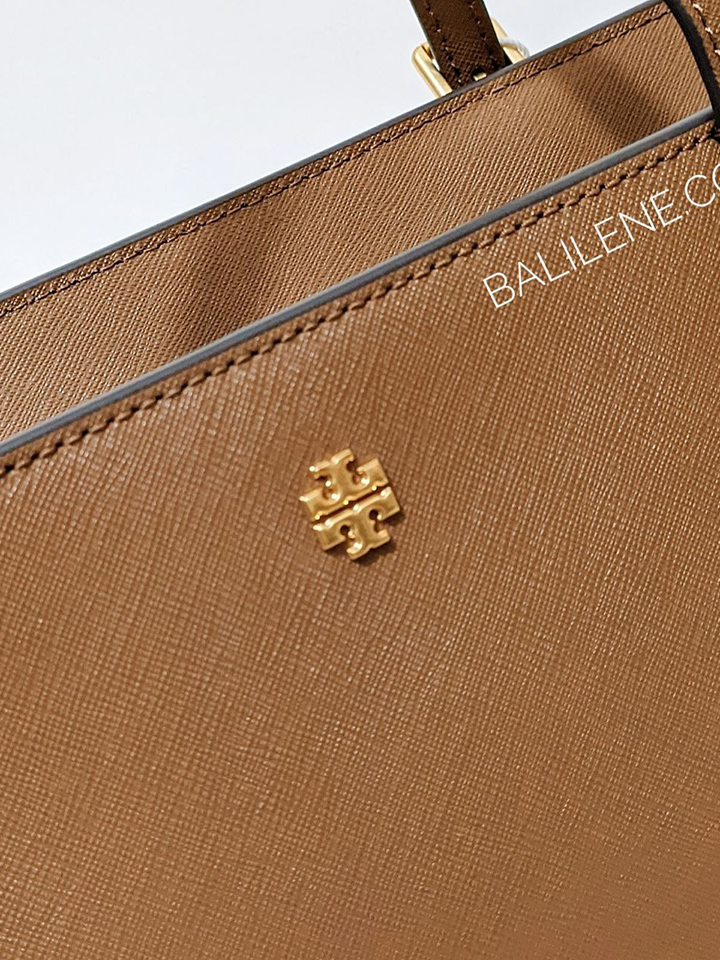 Tory-Burch-136091-Emerson-Small-Tote-Moose-Balilene-detail-logo